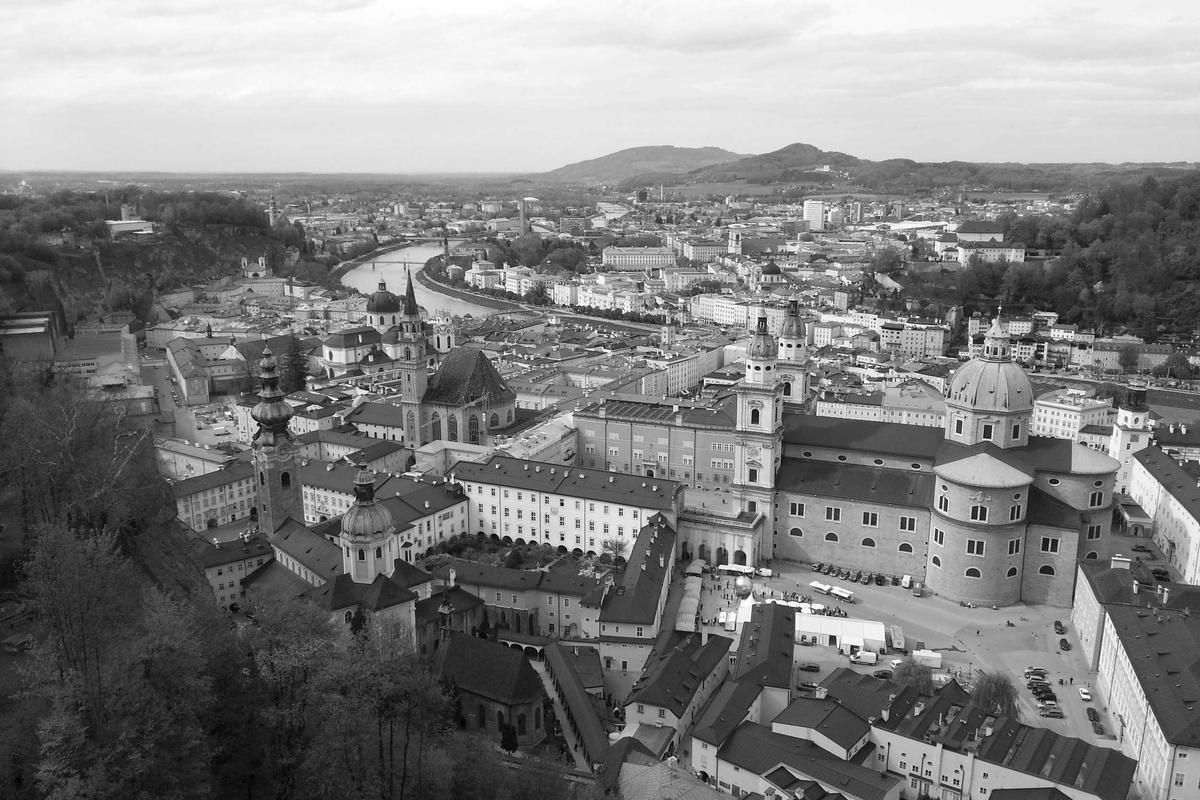Facciata storica dell'ospitalità Crimsonwild Bridge nel centro di Verona